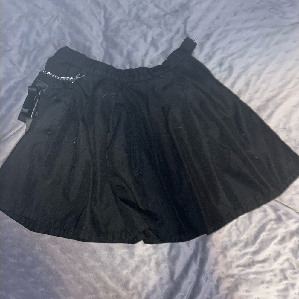 Black skirt with chain
